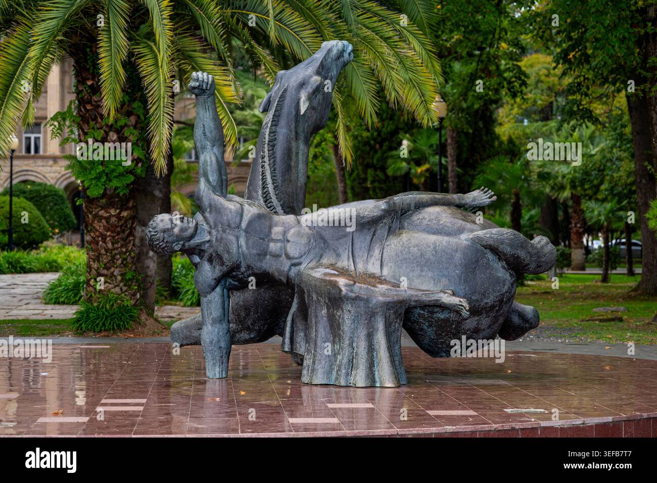 Denkmal mit einer menschlichen Figur und einem Pferd im Bagrat Shinkuba Park an der Meerespromenade in Sukhumi, Abchasien Stockfoto