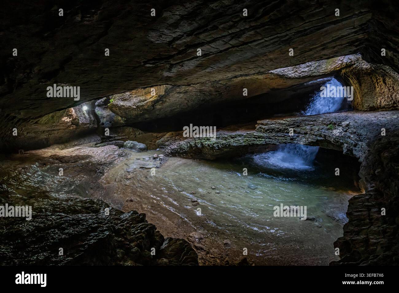 Erkunden Sie den unterirdischen Wasserfall Saltinskiy in Dagestan, Russland, ein Naturwunder in einem Höhlensystem Stockfoto
