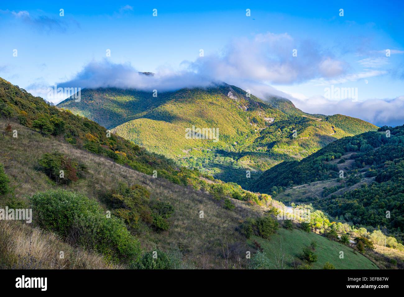 Unberührte Berglandschaft mit Hügeln, Wolken und Grün in Südossetien, Russland Stockfoto