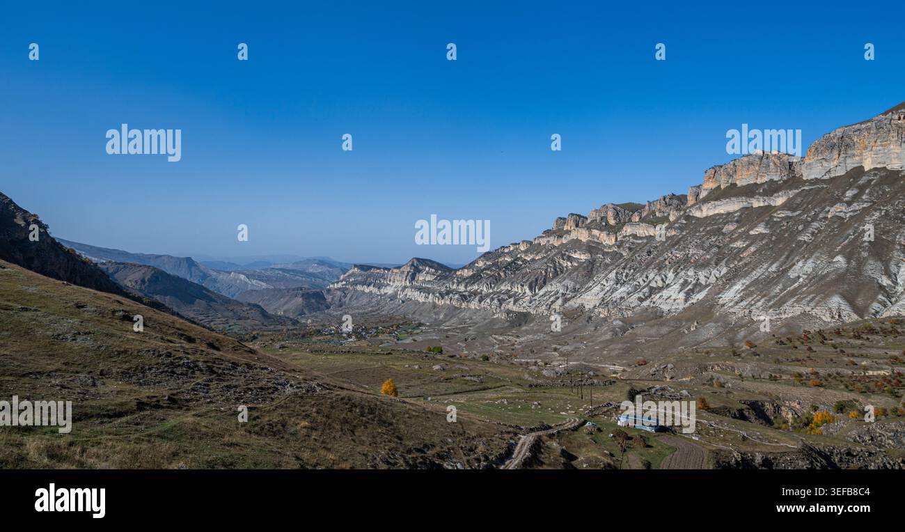 Erkunden Sie die Berglandschaft in der Nähe von Kubachi in Dagestan, Russland, mit seinem einzigartigen Gelände und seinen geografischen Besonderheiten unter klarem Himmel Stockfoto