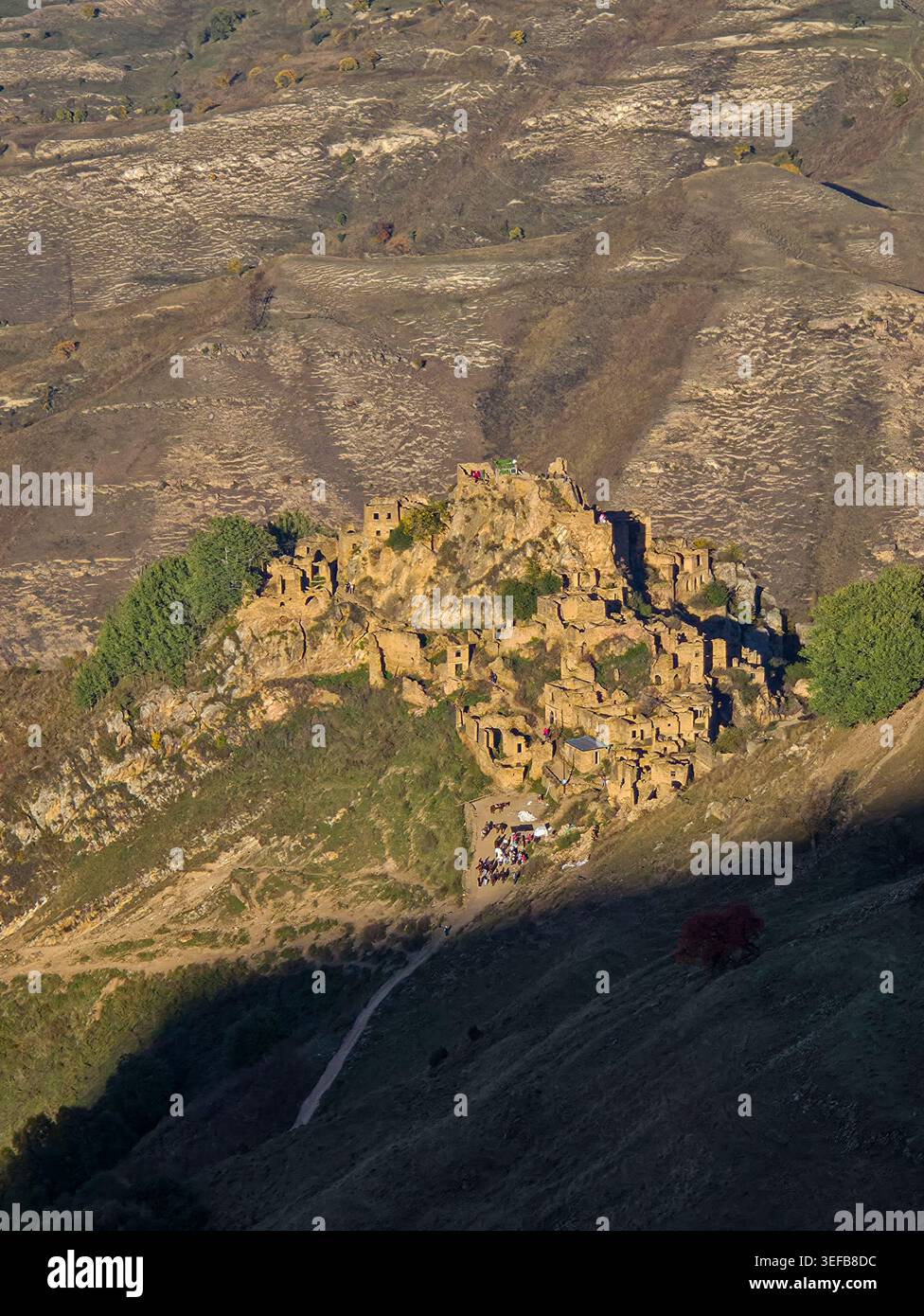 Die Erkundung der Überreste des Dorfes Gamsutl in Dagestan, Russland, ein Ort, der einst voller Leben war, steht heute still und verlassen Stockfoto