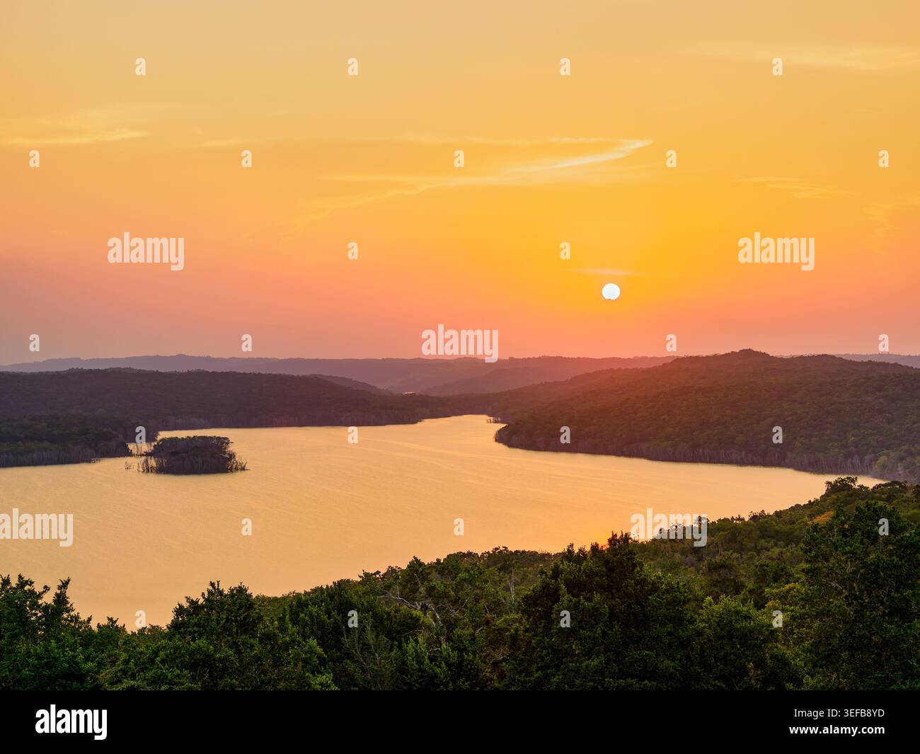 Blick auf den Yaxha See bei Sonnenuntergang vom Tempel 216 in der East Akropolis Stockfoto