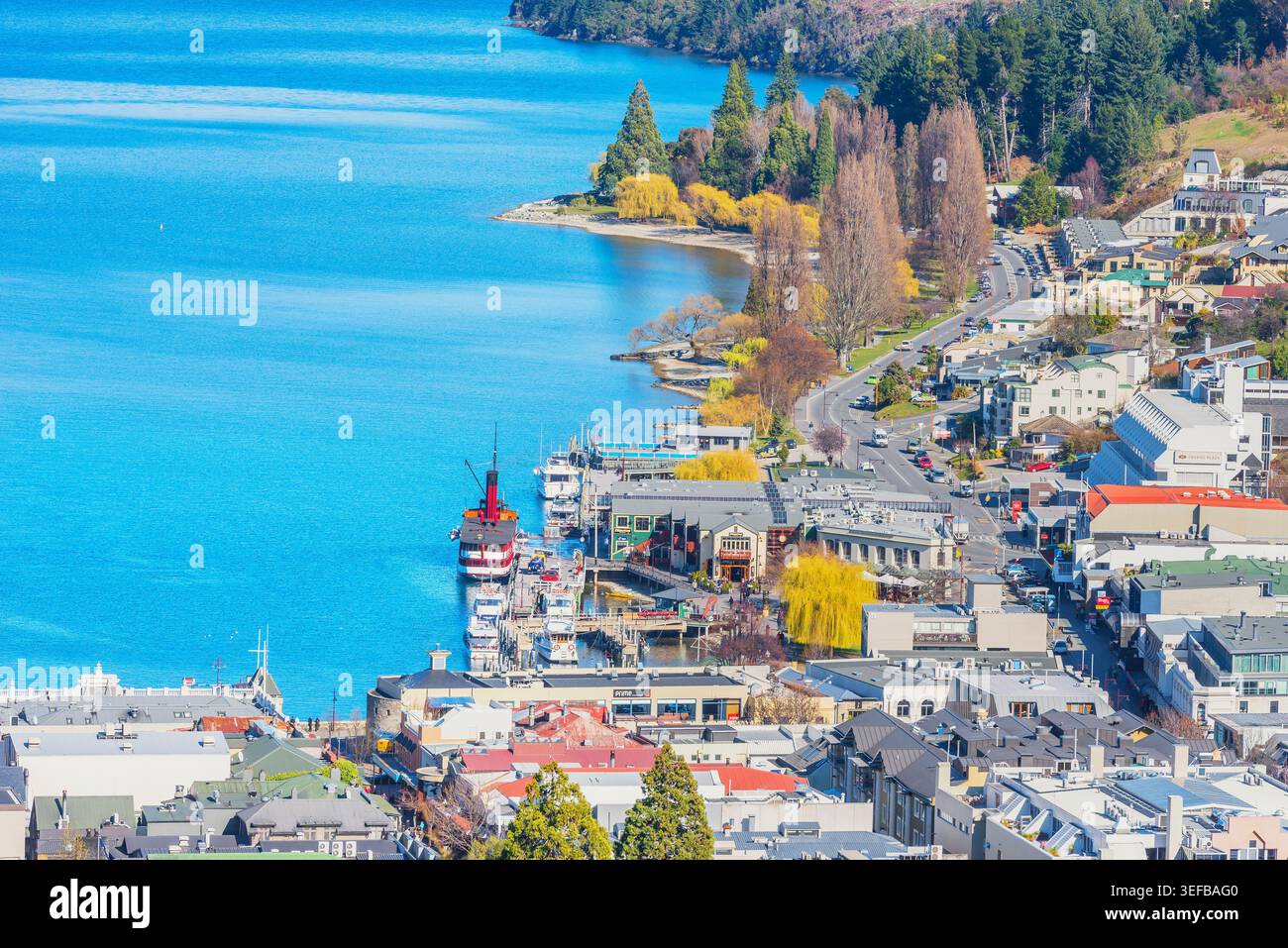 Queenstown und Lake Wakatipu, Hochwinkelblick, Queenstown, Südinsel, Neuseeland Stockfoto