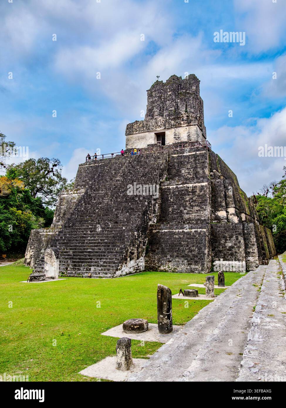 Erkunden Sie Tempel II in Tikal in Guatemala bei Tageslicht Stockfoto