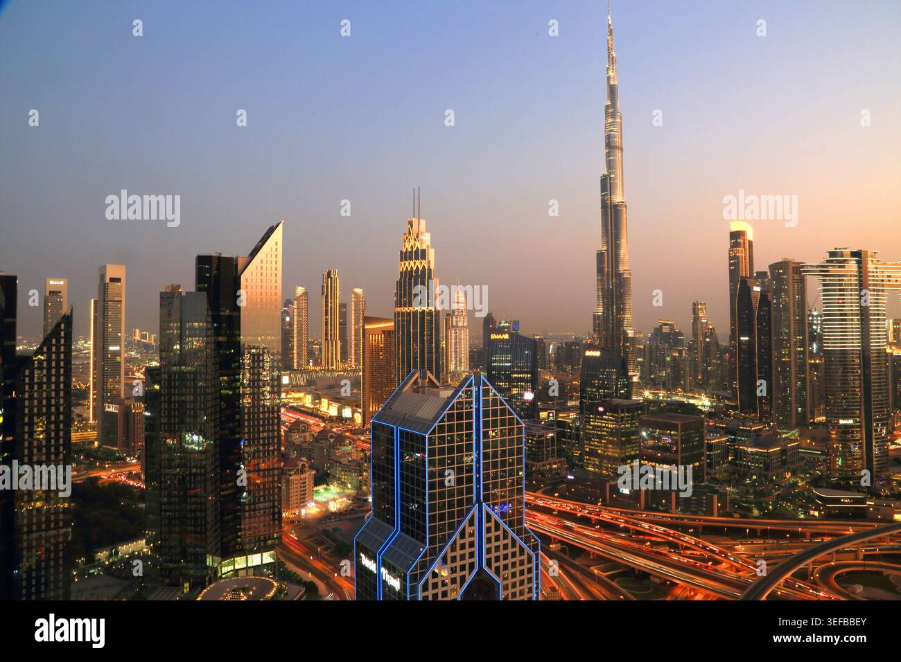 Skyline des Zentrums von Dubai bei Nacht mit Burj Khalifa vor Sonnenuntergang Stockfoto
