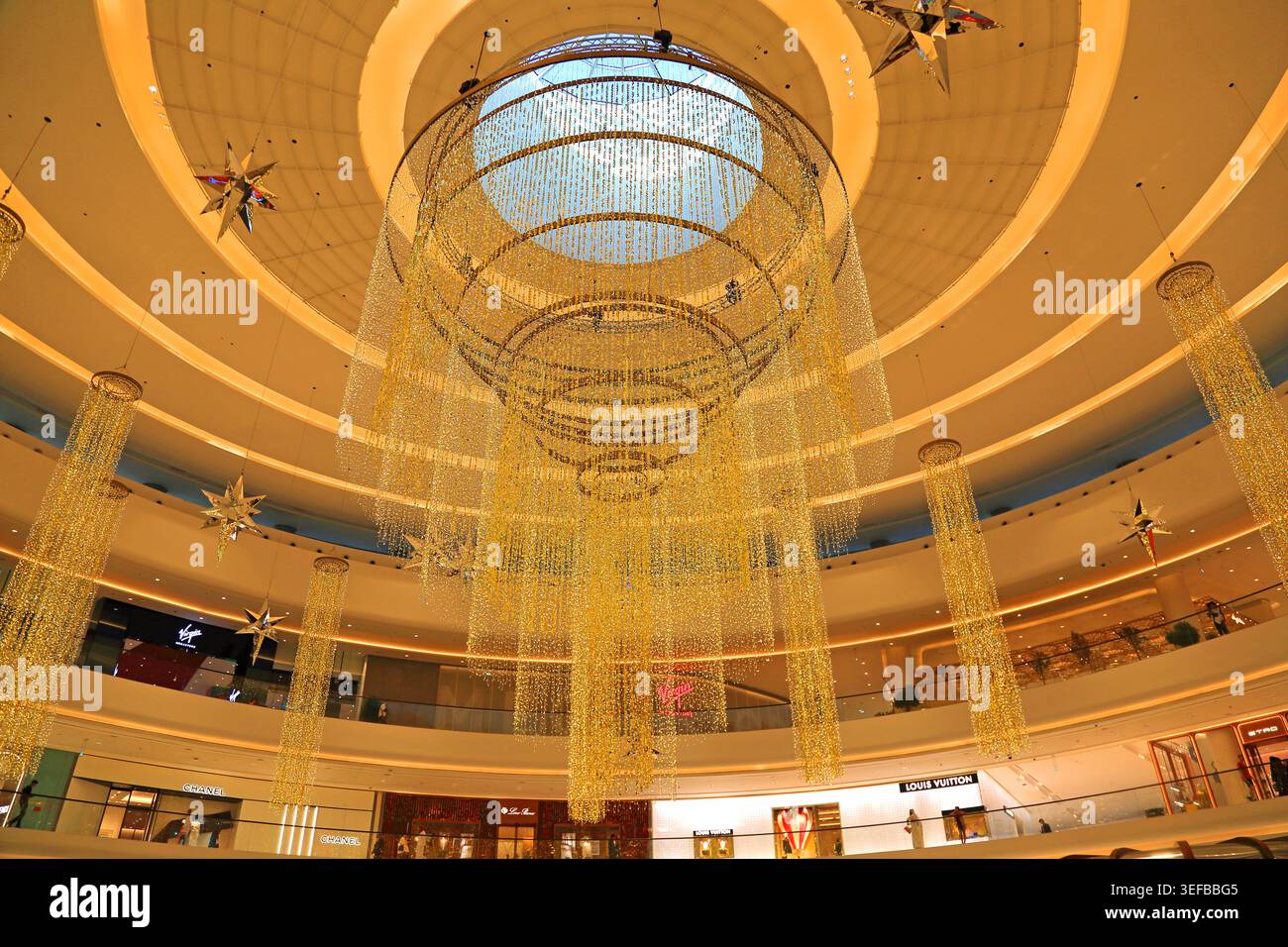 Die Lichtinstallation in der Dubai Mall sorgt abends in den Vereinigten Arabischen Emiraten für eine einzigartige Atmosphäre Stockfoto
