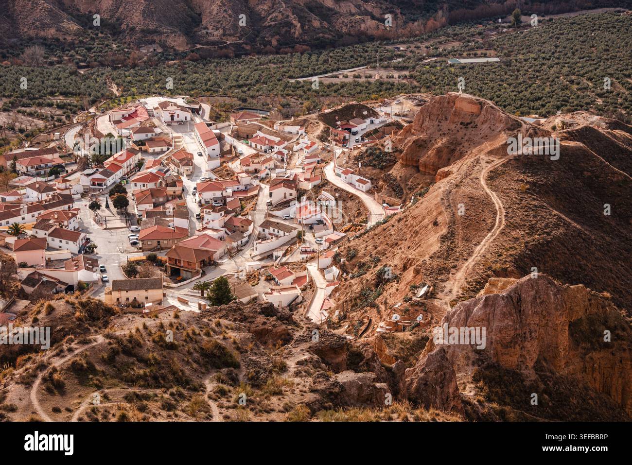 Aus der Vogelperspektive fängt das Dorf Gorafe und seine Umgebung in der zerklüfteten Wüstenlandschaft Spaniens ein Stockfoto