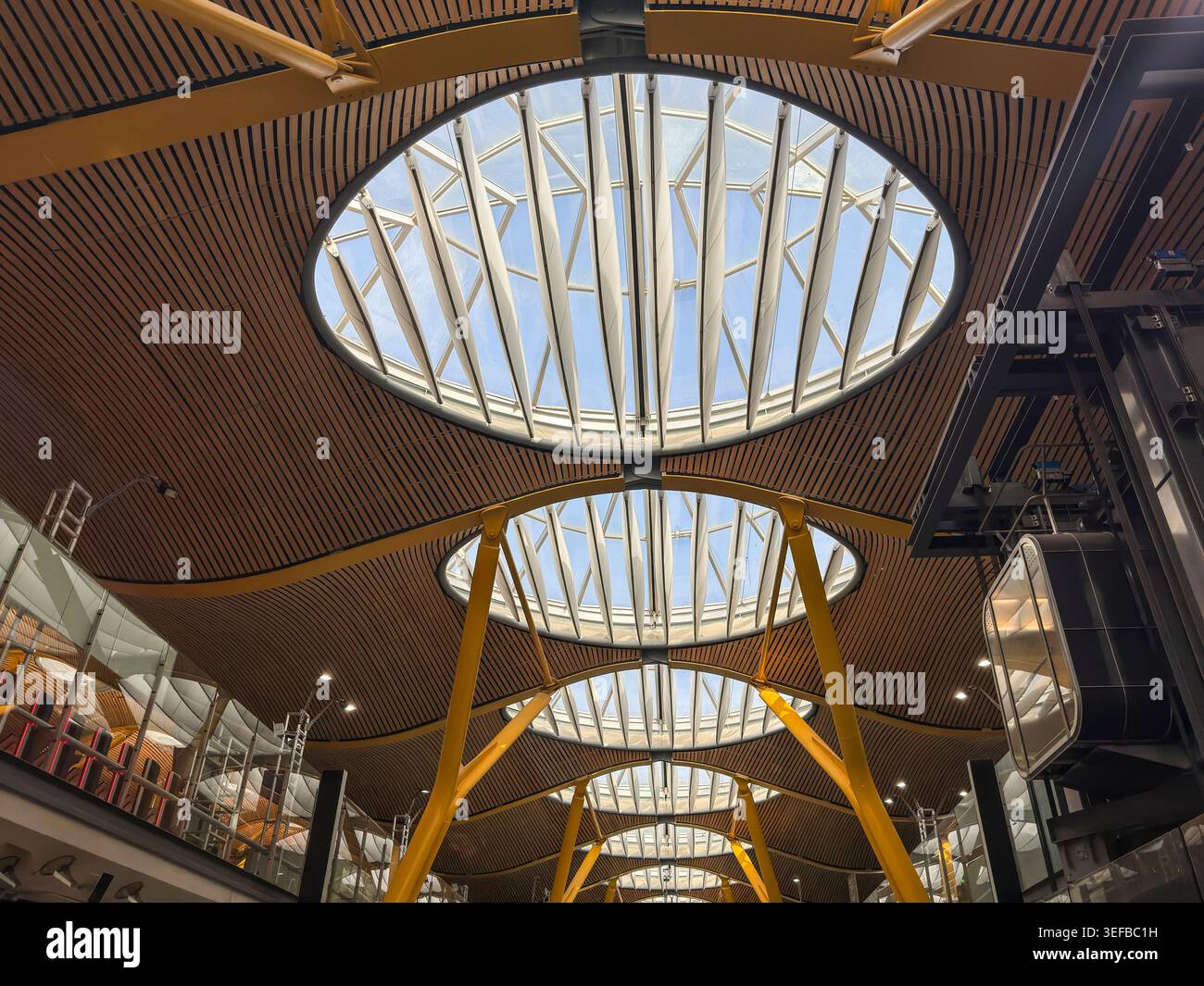 Innenansicht eines Flughafenterminals mit modernem Design und großen Oberlichtern in Madrid, Spanien Stockfoto