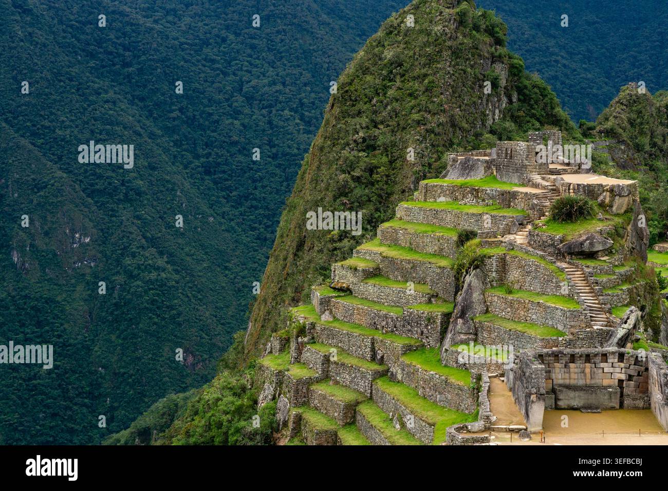 Die Erkundung der Inka-Architektur in Machu Picchu zeigt Terrassen und Steinstrukturen in den Anden Perus Stockfoto