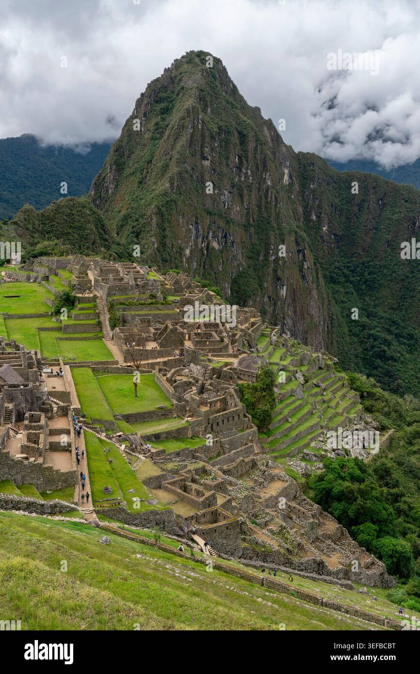 Besuchen Sie Machu Picchu mit alten Steinstrukturen und grünen Terrassen in den Anden von Peru Stockfoto
