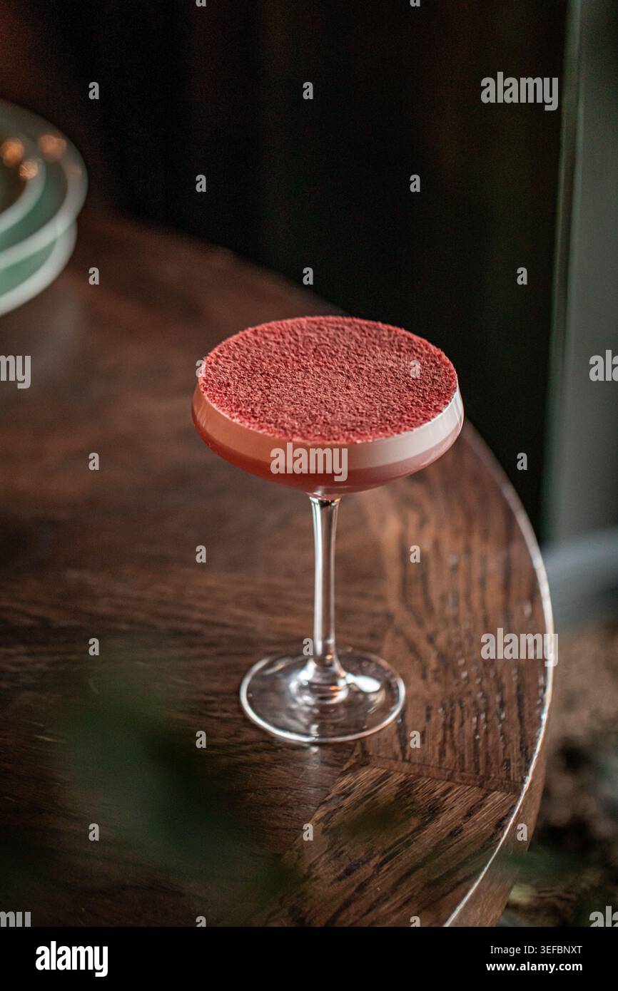 Eleganter rosafarbener Cocktail mit Pulverbelag Stockfoto