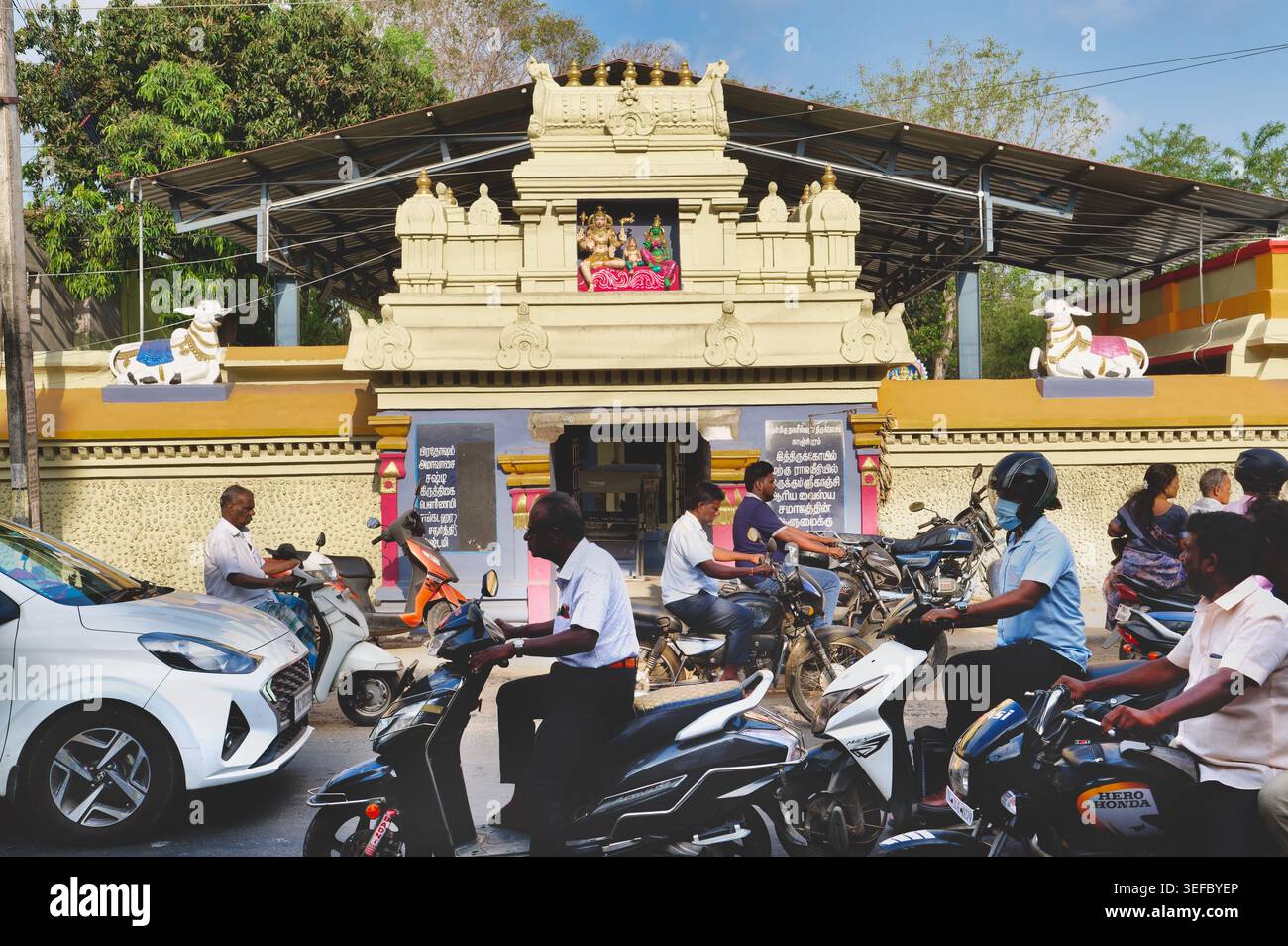 Starker Motorradverkehr vor einem Hindutempel in Kanchipuram, Tamil Nadu, Südindien Stockfoto