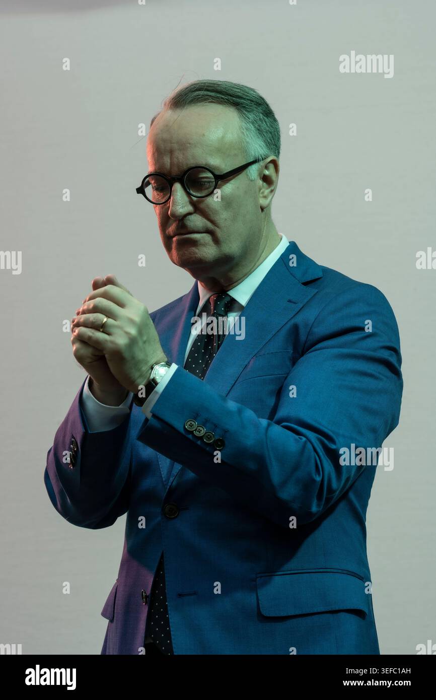 Glaswegischer Autor Andrew O'Hagan in blauem Anzug Stockfoto