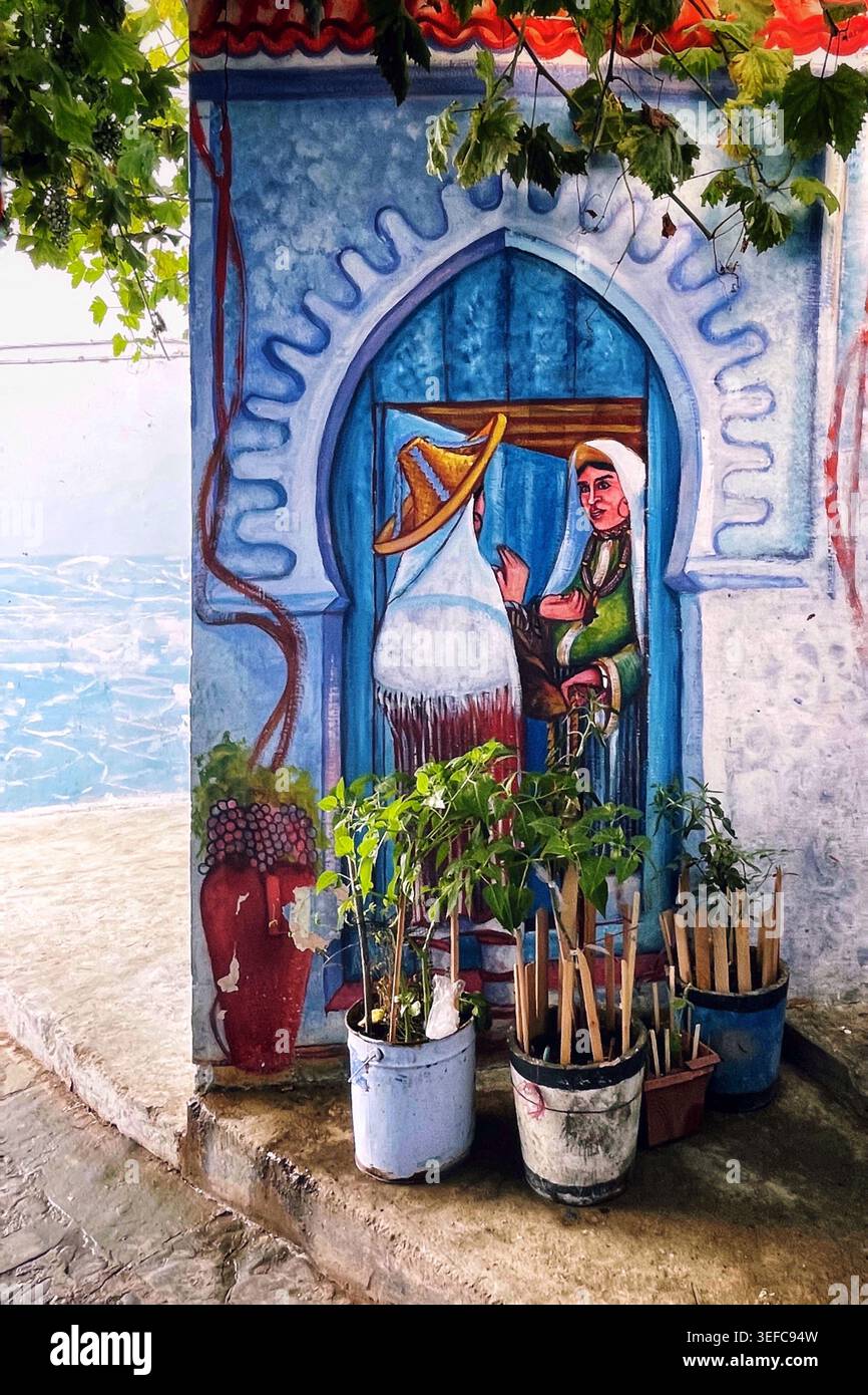 Farbenfrohe Wandkunst mit von Berbern inspirierten Mustern und kulturellen Symbolen in Chefchaouen, der „Blauen Stadt“ Marokko – Chefchaouen, Marokko. August 2025 Stockfoto