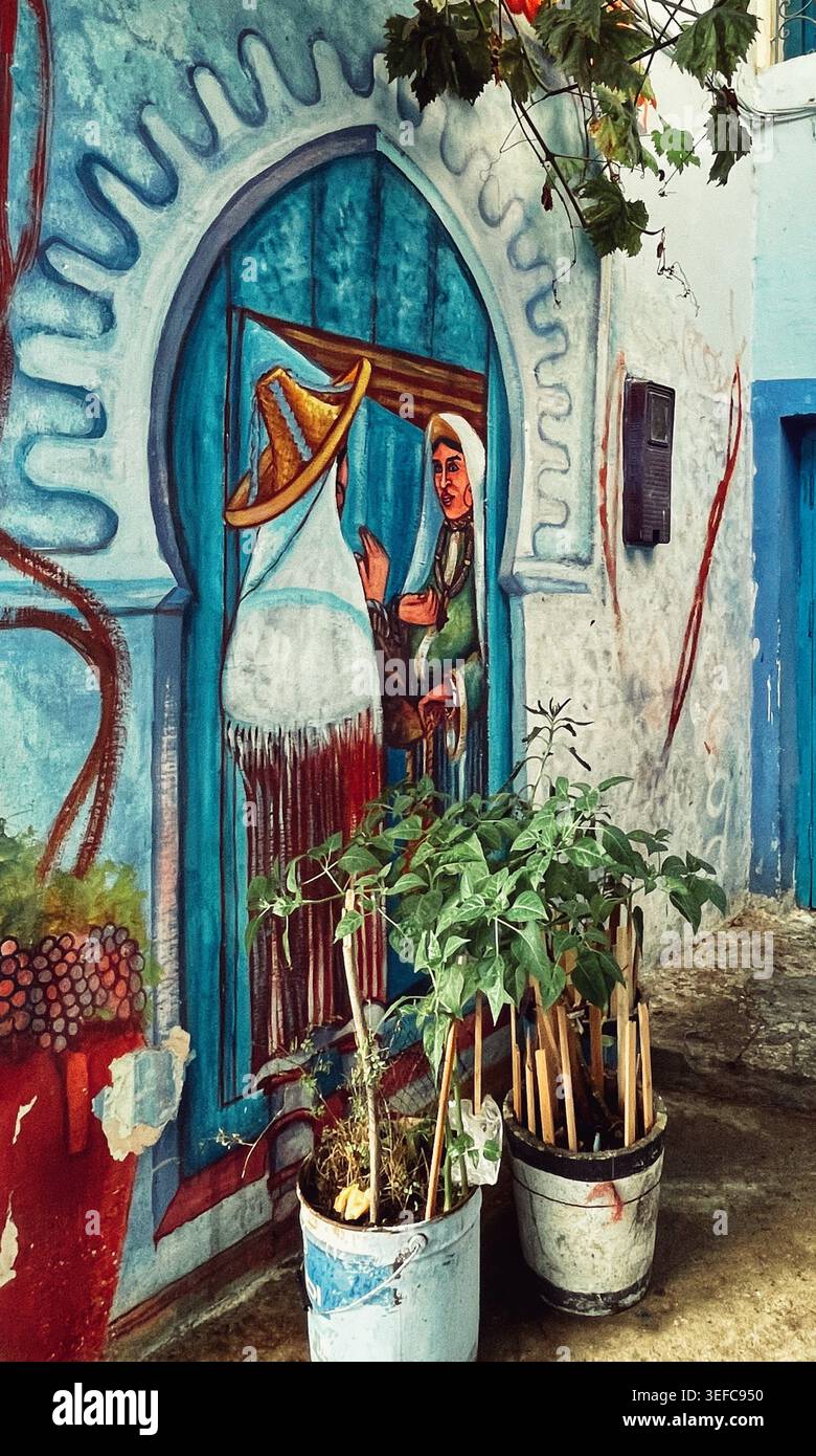 Farbenfrohe Wandkunst mit von Berbern inspirierten Mustern und kulturellen Symbolen in Chefchaouen, der „Blauen Stadt“ Marokko – Chefchaouen, Marokko. August 2025 Stockfoto
