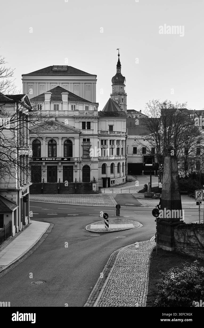 Altenburg, Deutschland – 07.04.2026: Blick auf das Herzogliche Theater und St. Bartholomäus im Rücken im Stil historischer Schwarzweiß-Fotografien Stockfoto