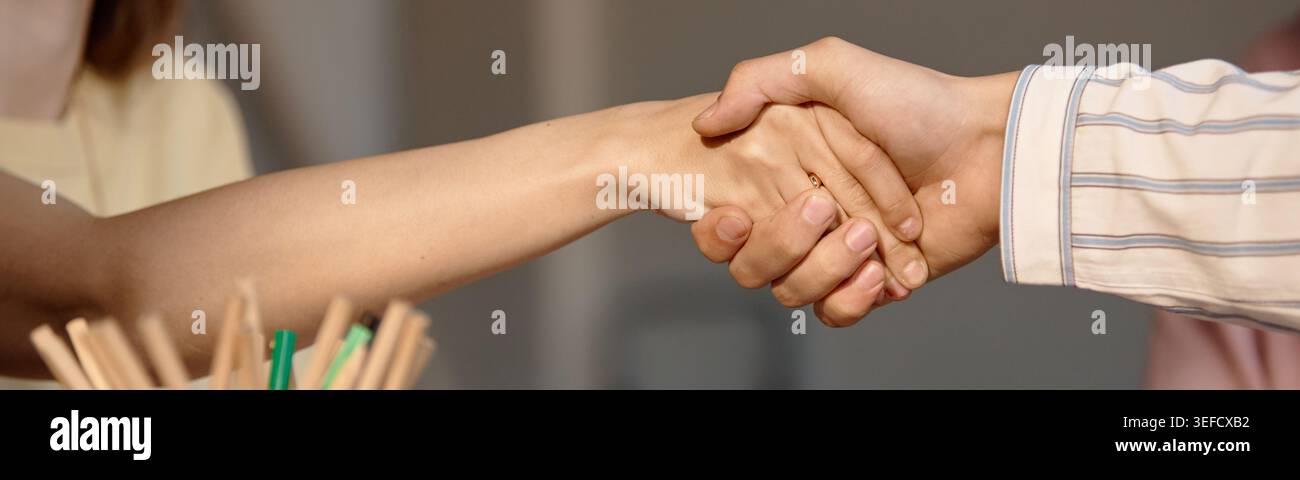 Kopfzeile von Erwachsenen, die bei Geschäftspartnerschaftsbesprechungen die Hände schütteln Stockfoto