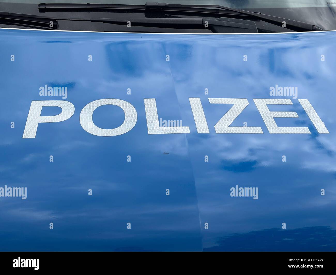Eimeldingen GER, Polizeifahrzeug Deutschland, Eimeldingen, 14.05.2026 der weiße, reflektierende Schriftzug POLIZEI auf der blauen Motorhaube eines deutschen Streifenwagens, über dem die Scheibenwischer sichtbar sind. *** Eimeldingen GER, Polizeifahrzeug Deutschland, Eimeldingen, 14 05 2026 der weiße, reflektierende POLIZEIAUFDRUCK auf der blauen Motorhaube eines deutschen Streifenwagens, über dem die Scheibenwischer sichtbar sind Copyright: XEibner-Pressefoto/ThomasxHessx EP_THS Stockfoto