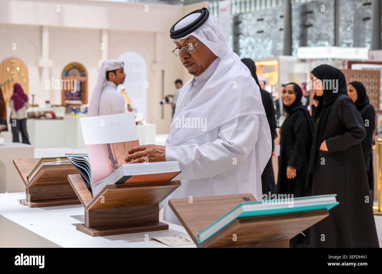 Doha, Katar. Mai 2026. Ein Mann las ein Buch nach der Eröffnung der 35. Ausgabe der Doha International Book Fair im Doha Exhibition and Convention Center. Die internationale Buchmesse von Doha findet vom 14. Bis 23. Mai statt. Quelle: SOPA Images Limited/Alamy Live News Stockfoto