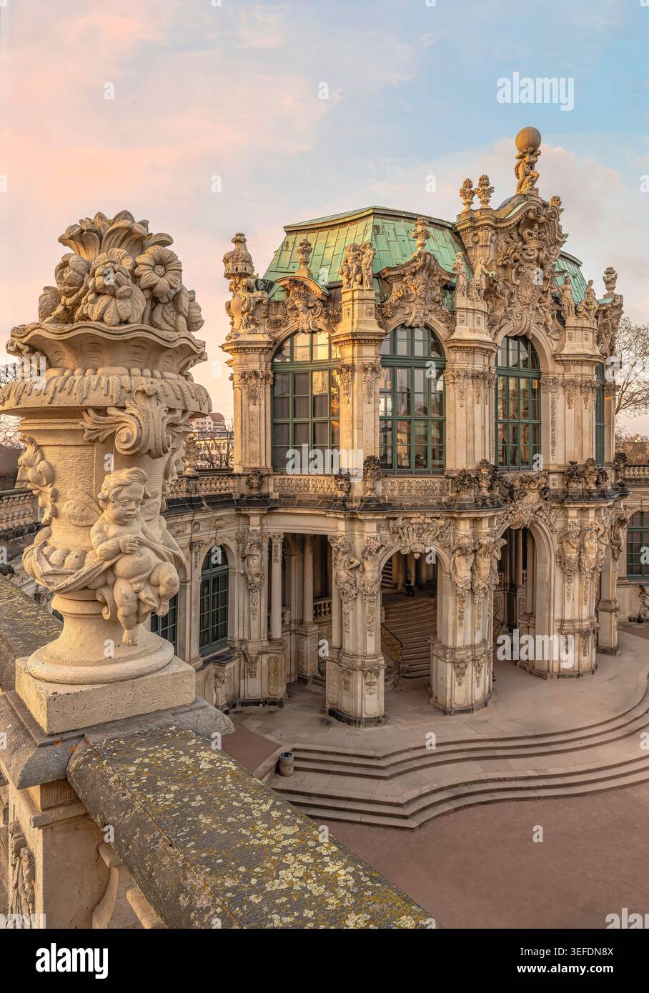 Wandpavillon im Zwinger-Schloss in Dresden, mit kunstvoller Barockarchitektur mit Skulpturen und grünem Dach in warmem Abendlicht. Stockfoto