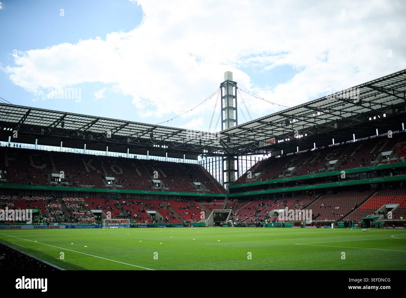 KÖLN, DEUTSCHLAND - 14. MAI 2026: Gattungsansicht des Stadions - das DFB-Pokal Frauen-Cup-Spiel VfL Wolfsburg gegen FC Bayern München bei Rhein EN Stockfoto