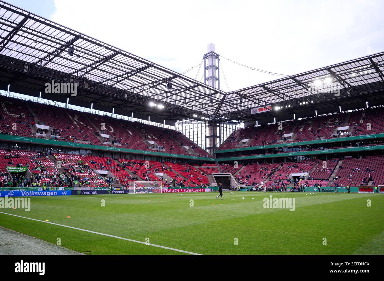 KÖLN, DEUTSCHLAND - 14. MAI 2026: Gattungsansicht des Stadions - das DFB-Pokal Frauen-Cup-Spiel VfL Wolfsburg gegen FC Bayern München bei Rhein EN Stockfoto