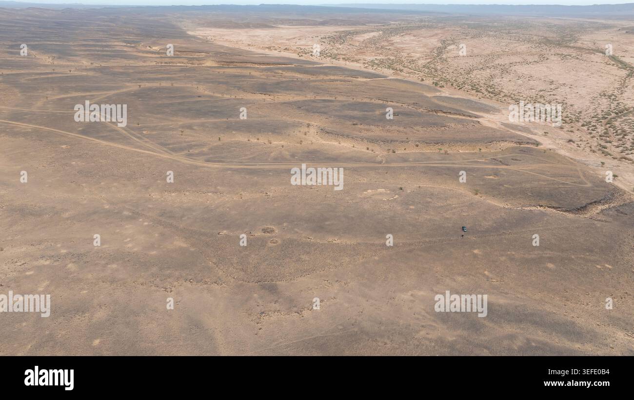 Drone aus der Luft: Blick auf die dramatische geschichtete Felsschramme Wüstenplateau Hazy Landscape Marokko Stockfoto
