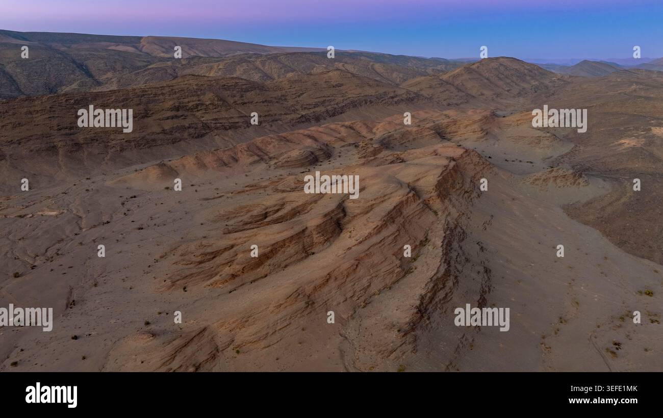 Drone aus der Luft: Blick auf die dramatische geschichtete Felsschramme Wüstenplateau Hazy Landscape Marokko Stockfoto