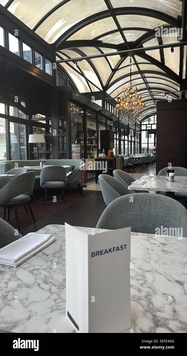 Restaurant Speisesaal auf einer Veranda mit Tischen und einem großen Kronleuchter Stockfoto