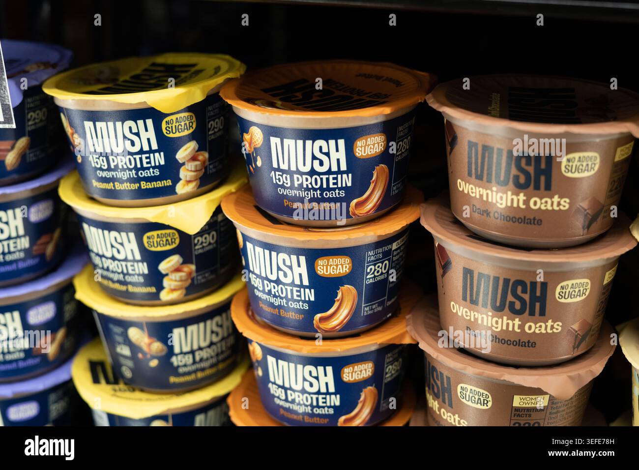 Brei Protein Overnight Oats Ready To Eat Frühstücksprodukte, Die Im Regal Im Supermarkt Mit Branding Ausgestellt Werden Stockfoto