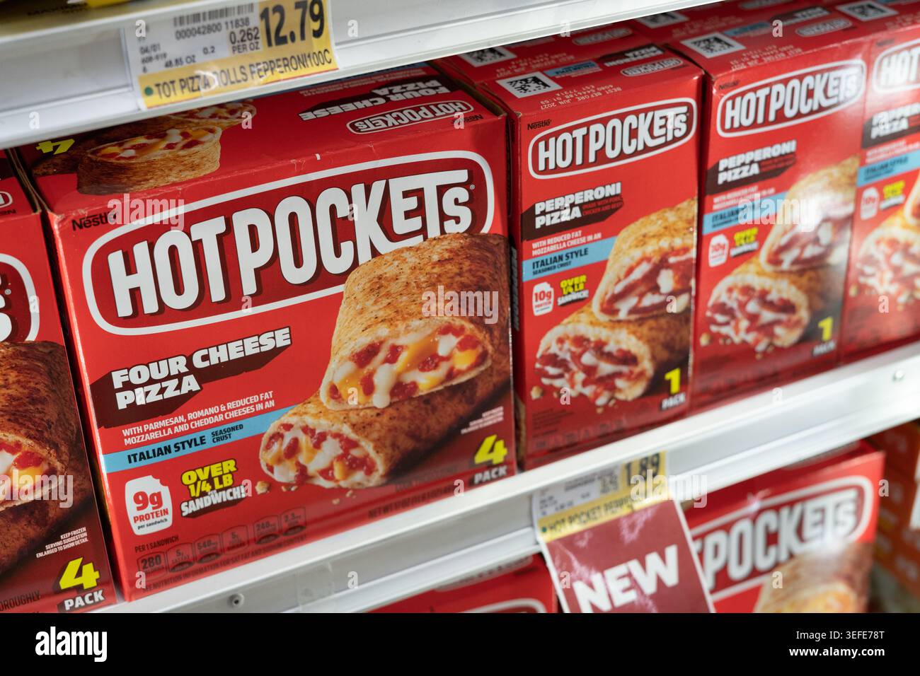 Hot Pockets Gefüllte Sandwich-Tiefkühlprodukte, Die Im Regal Des Lebensmittelgeschäfts Mit Branding Und Verpackung Ausgestellt Werden Stockfoto