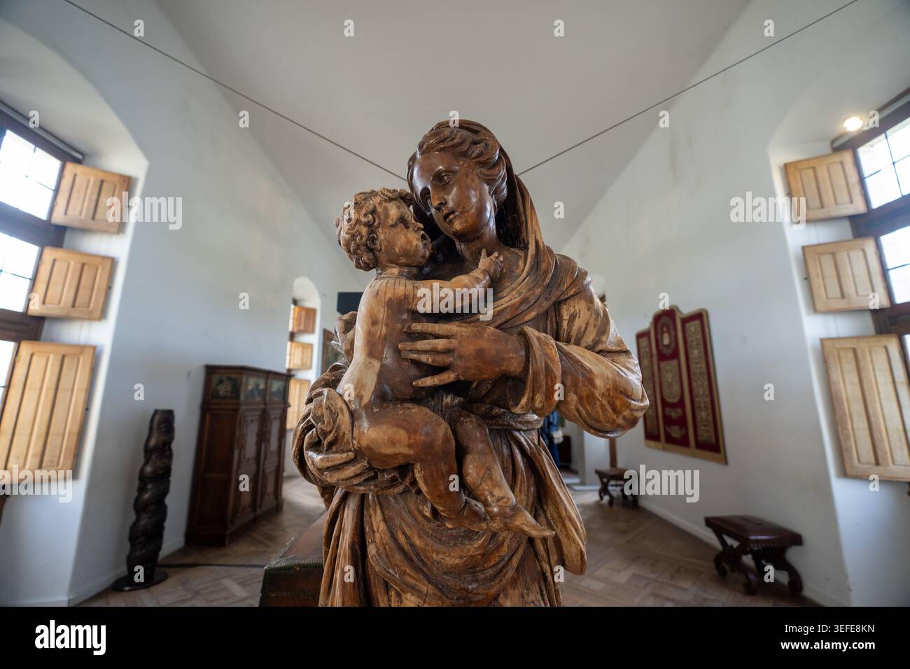Hölzerne Madonna und Kind, wahrscheinlich europäisches Kunsthandwerk aus dem späten 18. Jahrhundert Stockfoto