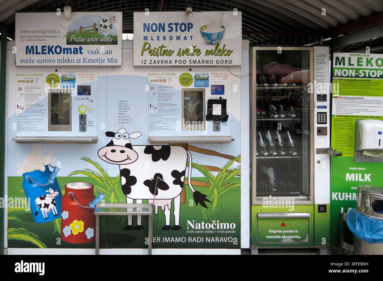 Ein automatischer Automat für Rohmilch im Freien oder Mlekomat mit Zeichentrickfilm-Kuh-Illustration in Slowenien Stockfoto