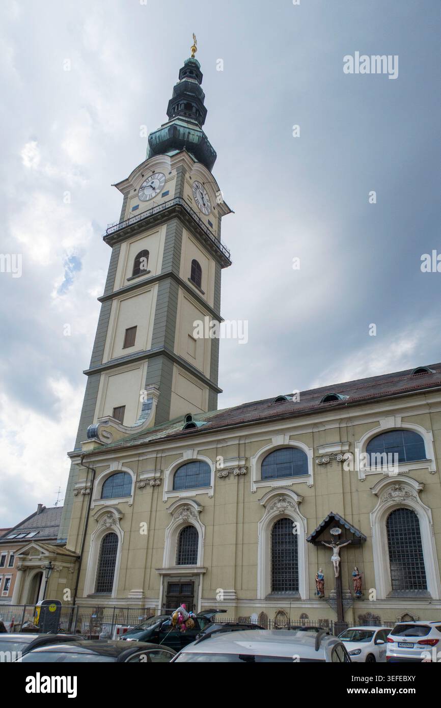 Außenansicht des historischen Klagenfurter Doms in Österreich mit seinem hohen Uhrenturm vor einem bewölkten Himmel Stockfoto