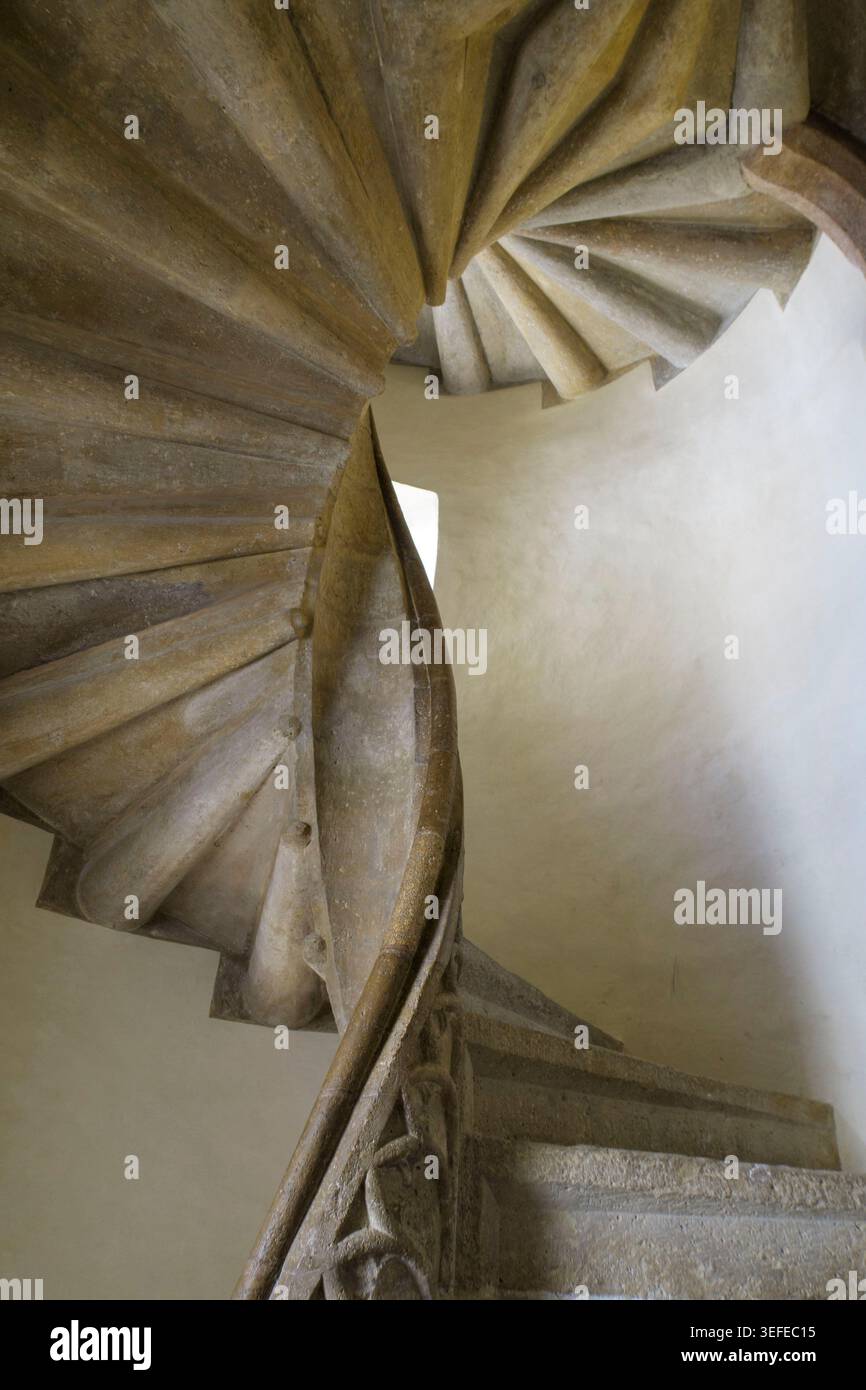 Blick auf die historische Doppelwendeltreppe aus Stein Stockfoto