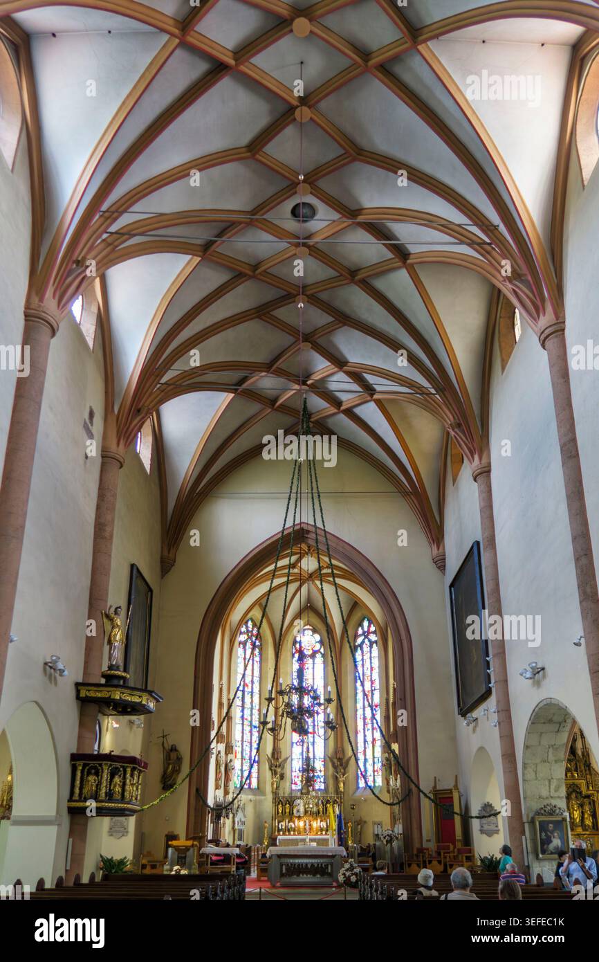 Innenansicht der historischen Kathedrale von Maribor mit gotischen Rippengewölben und dem Altar in Maribor, Slowenien Stockfoto
