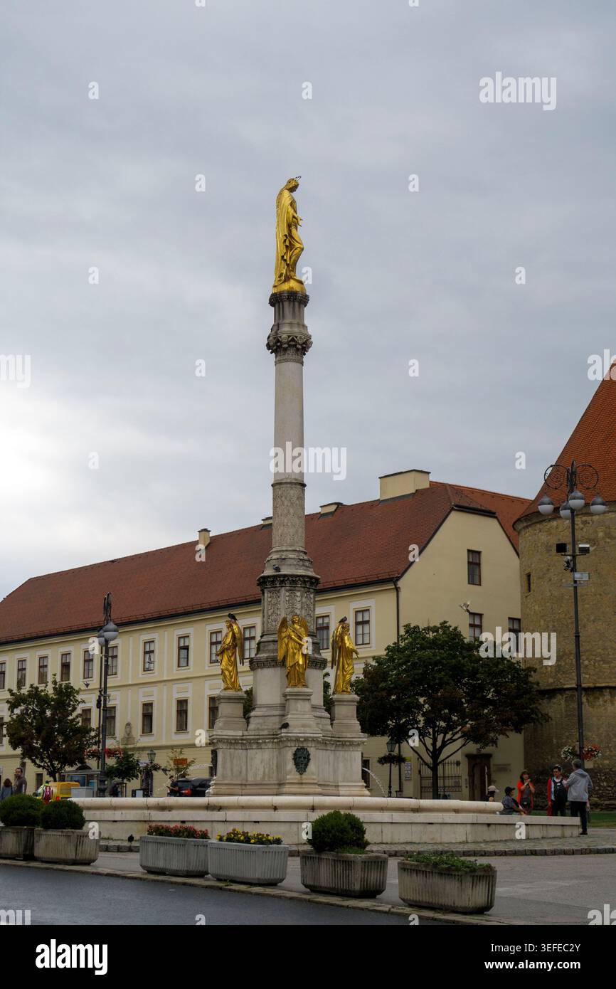 Denkmal der Himmelfahrt der Heiligen Jungfrau Maria, auf dem Kaptol-Platz vor der Zagreber Kathedrale in Kroatien, Europa Stockfoto