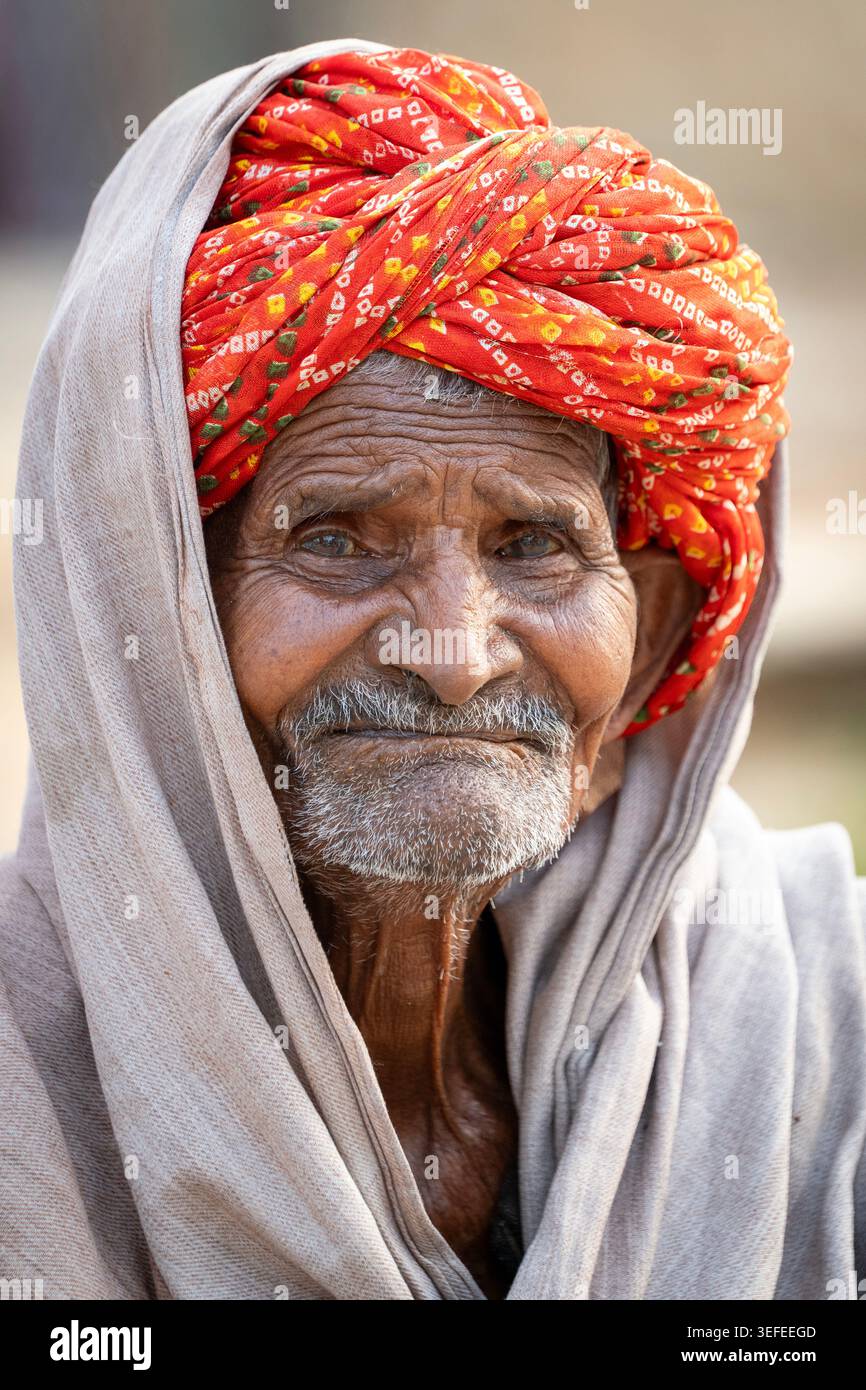 Friedlicher alter indischer Mann in einem ländlichen Dorf in Rajasthan Stockfoto