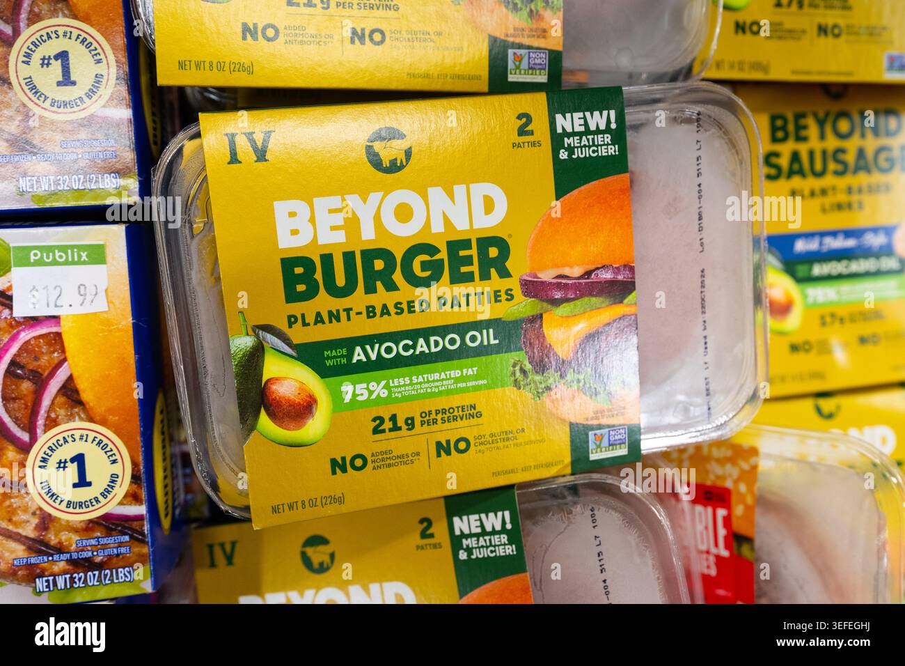 Beyond Burger Plant Based Patties Mit Alternativen Produkten Aus Avocadoöl Auf Dem Regal Im Supermarkt Stockfoto