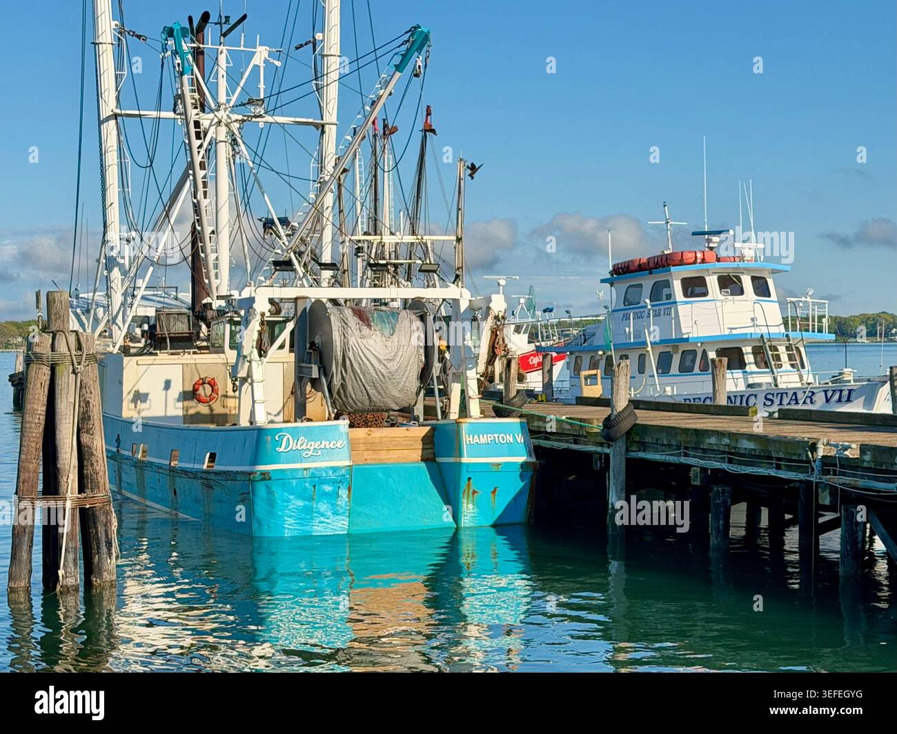 Charter-Fischerboote und Trawler in Greenport Harbor, Greenport, New York. Stockfoto