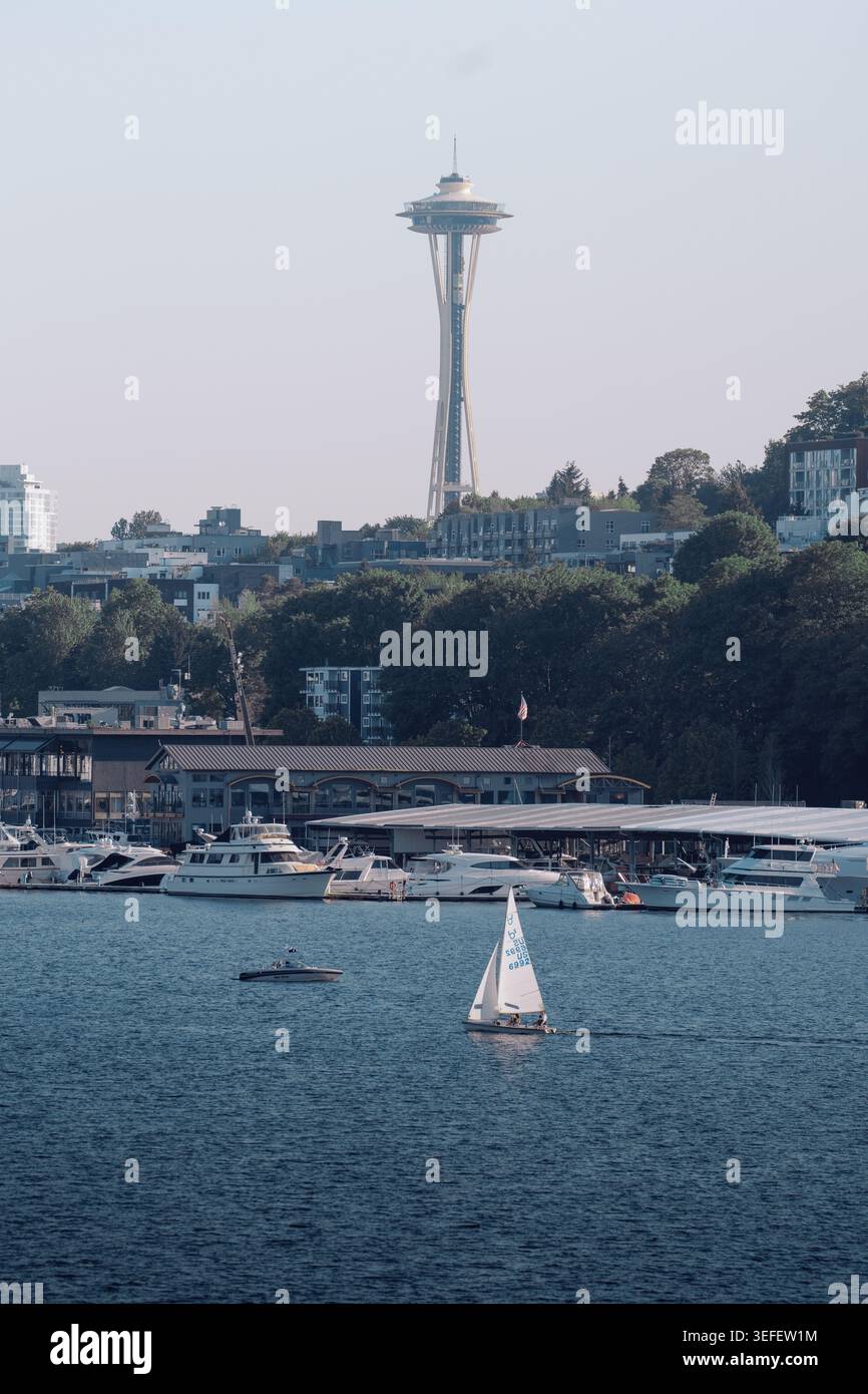 Segelboot auf dem Lake Union mit Seattle Space Needle und Skyline der Stadt im Hintergrund Stockfoto