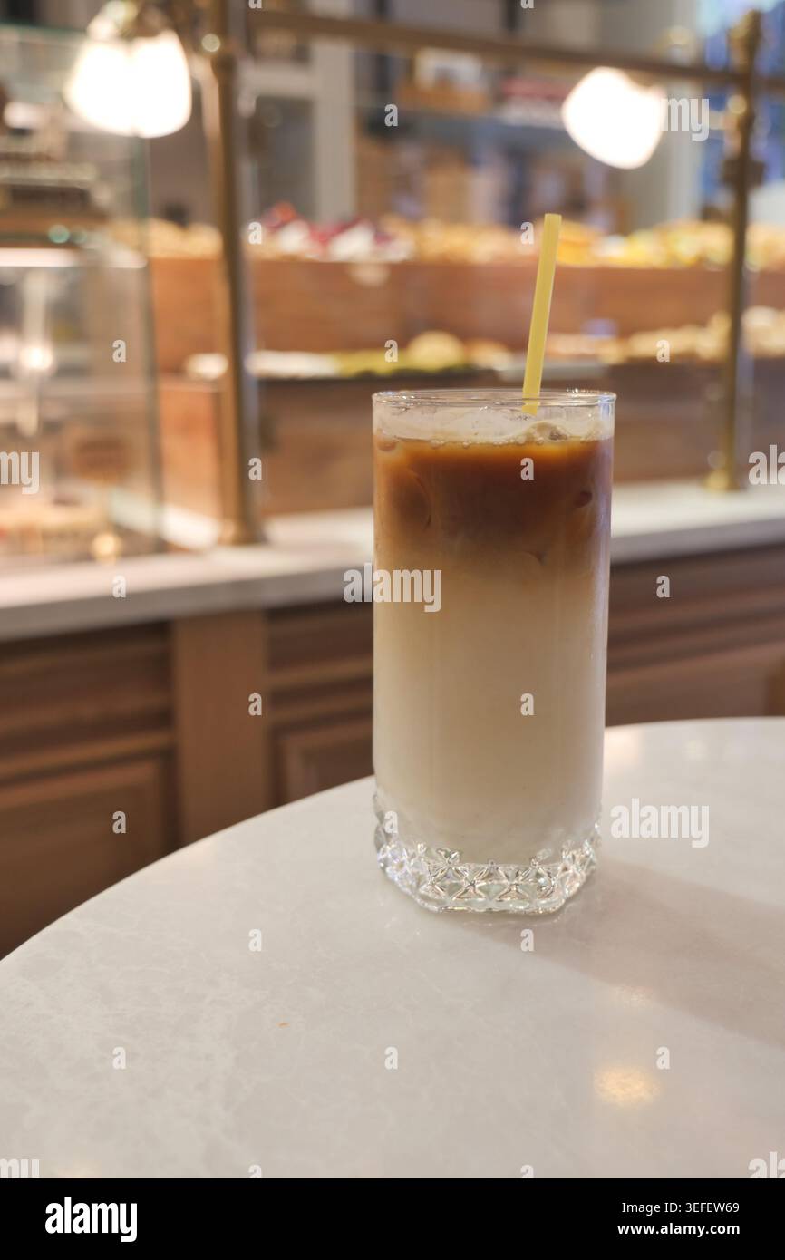 Eiskaffee steht auf einem Tisch in einem Café Stockfoto