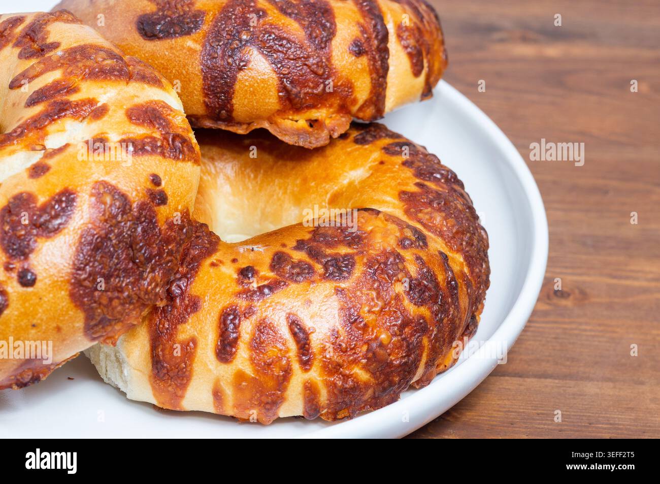 Close-up-Käsebagel im Holzhintergrund Stockfoto