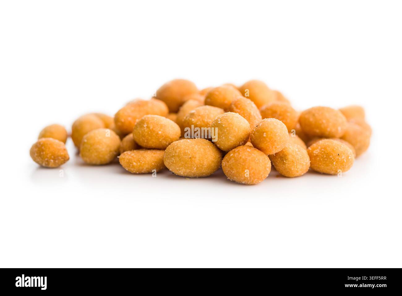 Knusprige, goldbeschichtete Erdnüsse auf einem sauberen weißen Hintergrund mit strukturierten, gesalzenen Snackstücken, ideal für Partyschalen, Barsnacks und legere Gänge Stockfoto
