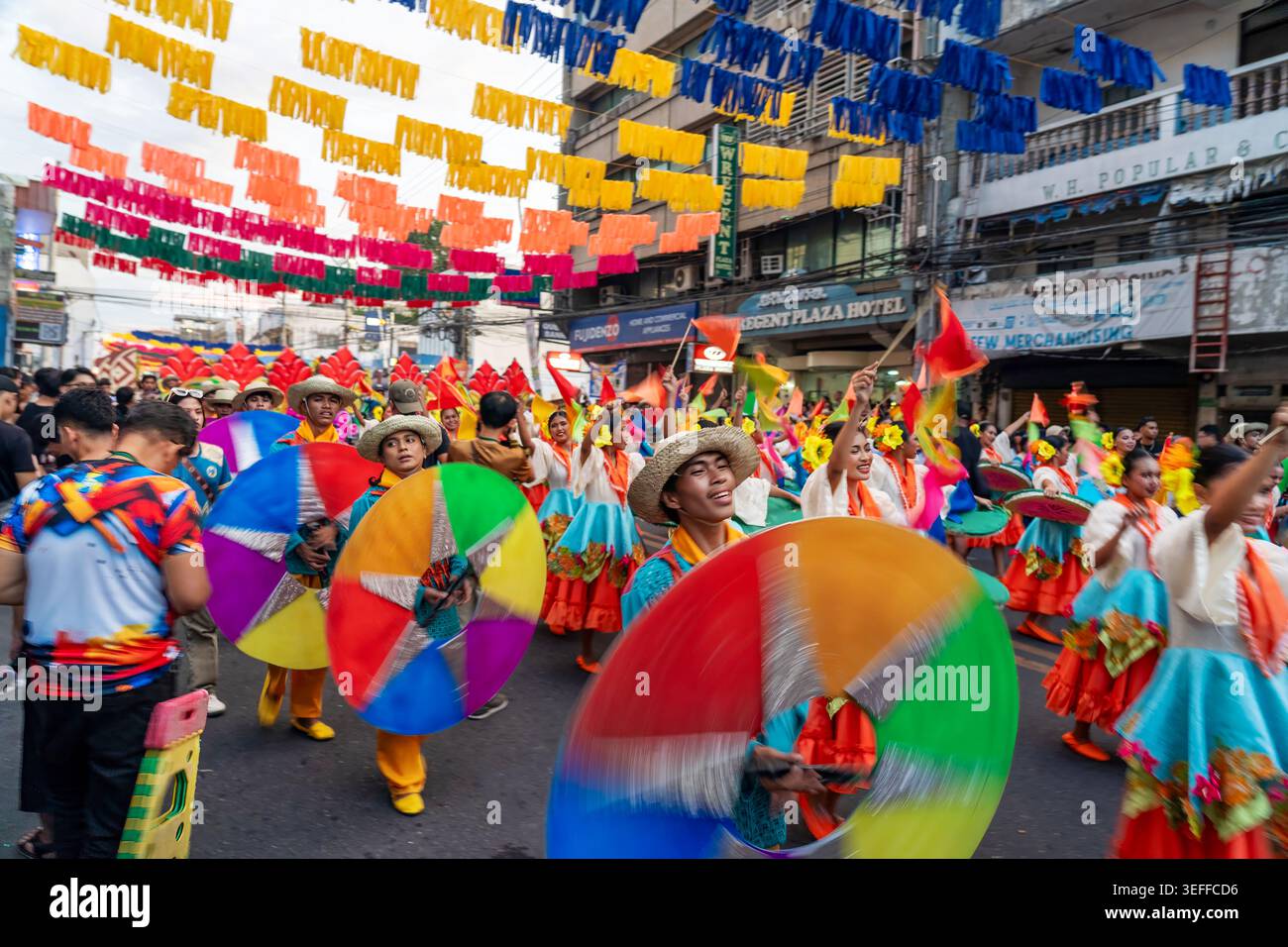 Saulog Festival 2026 Street Dancing and Ritual Showdown - Tagbilaran, Bohol, Philippinen Stockfoto