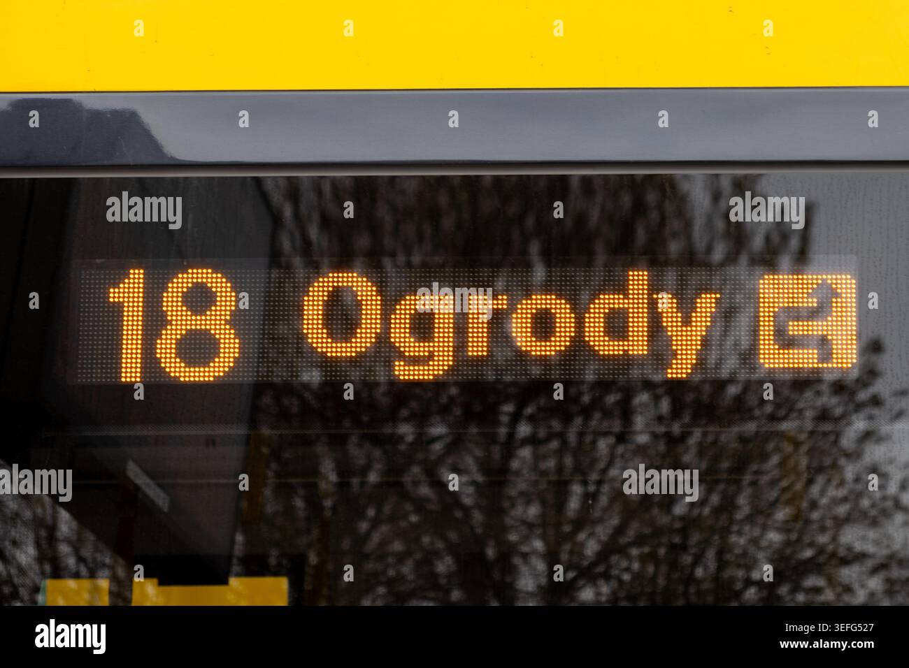 Ein digitales LED-Schild auf einem Straßenbahnfenster zeigt Streckeninformationen für den Stadtverkehr an und stellt öffentliche Verkehrsmittel, Verbindungen zum Pendeln, Logistik und Mov dar Stockfoto