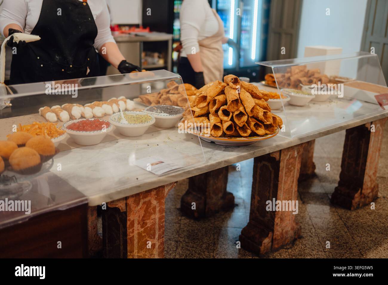 Frische sizilianische Cannoli werden im I Segreti del Chiostro zubereitet Stockfoto