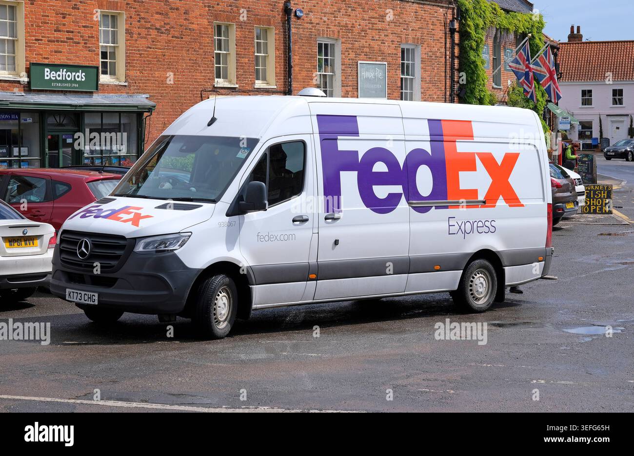 FedEx Paketzustellwagen parkt in burnham Market, Nord-norfolk, england Stockfoto