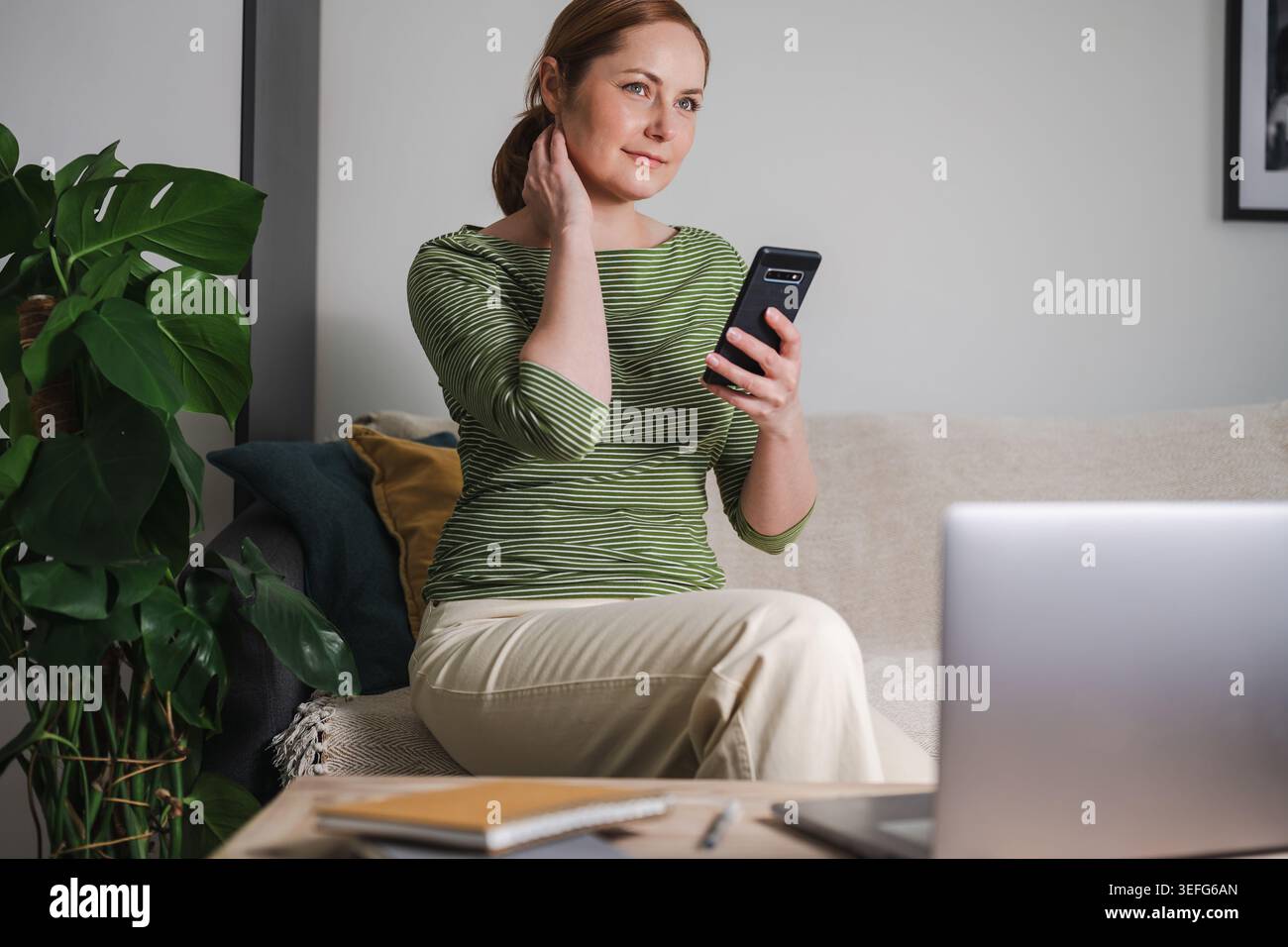 Mobiles Technologiekonzept mit Frau, die Smartphone nutzt Stockfoto