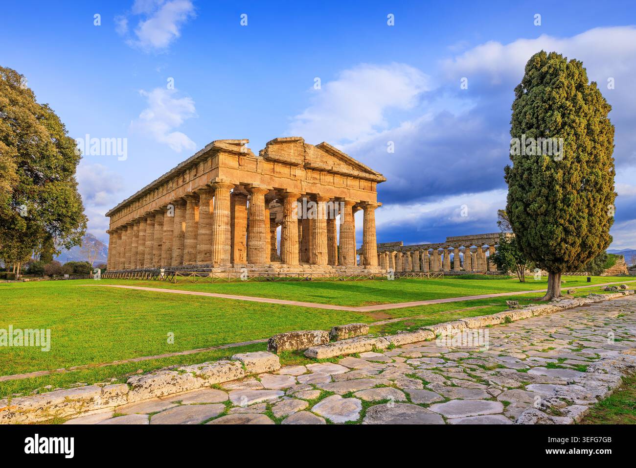 Paestum, Provinz Salerno, Kampanien, Italien. Der Tempel des Neptun und der Tempel der Hera im Hintergrund. Stockfoto